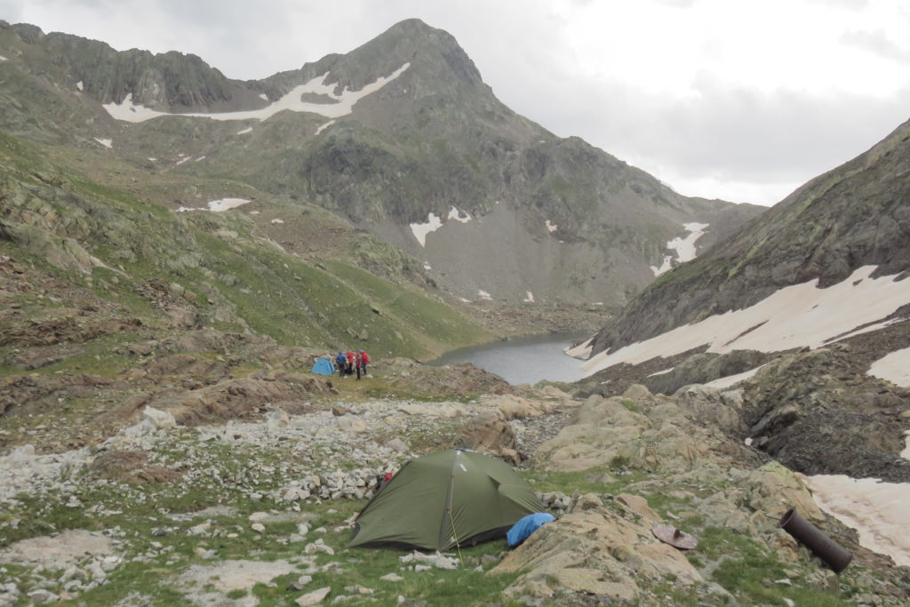 Acampando junto al Lago Alto de Pecico con los Picos de Marcadau arriba y el Lago de Abajo de Pecico abajo